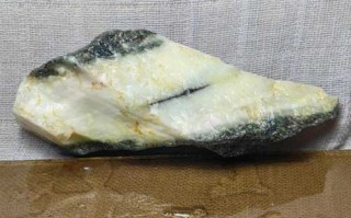 独山玉原石皮色识别，天然矿皮肌理与人工做皮甄别技巧