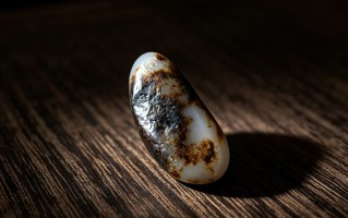 黑皮巧色的和田玉籽料｜天然皮色与收藏价值解析