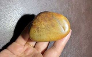 和田玉籽料最全鉴定指南：肉眼+手电双重鉴别，告别滚筒仿籽、染色假皮