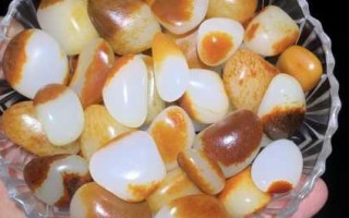 和田玉籽料价差悬殊：几百至数十万每克，品质、皮色、完整度是定价核心
