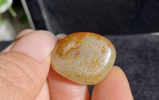 和田玉籽料最全鉴定指南：肉眼+手电双重鉴别，告别滚筒仿籽、染色假皮