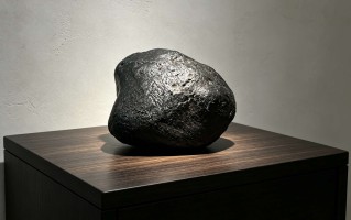 【逸思风竹藏品展出】天然完整原壳铁陨石原石｜无修无磨星辰奇石馆藏级藏品