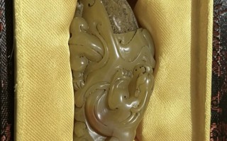寿山石螭龙纹随形手把件：