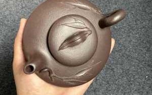 紫泥竹韵扁石瓢紫砂壶赏析：材质、器型与鉴别要点