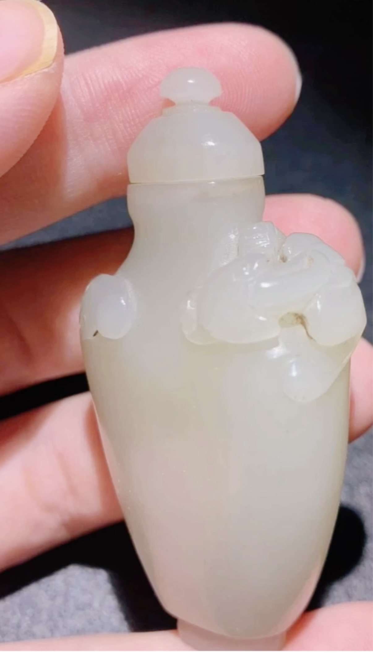 ​清代和田白玉螭蝠纹鼻烟壶深度赏析
