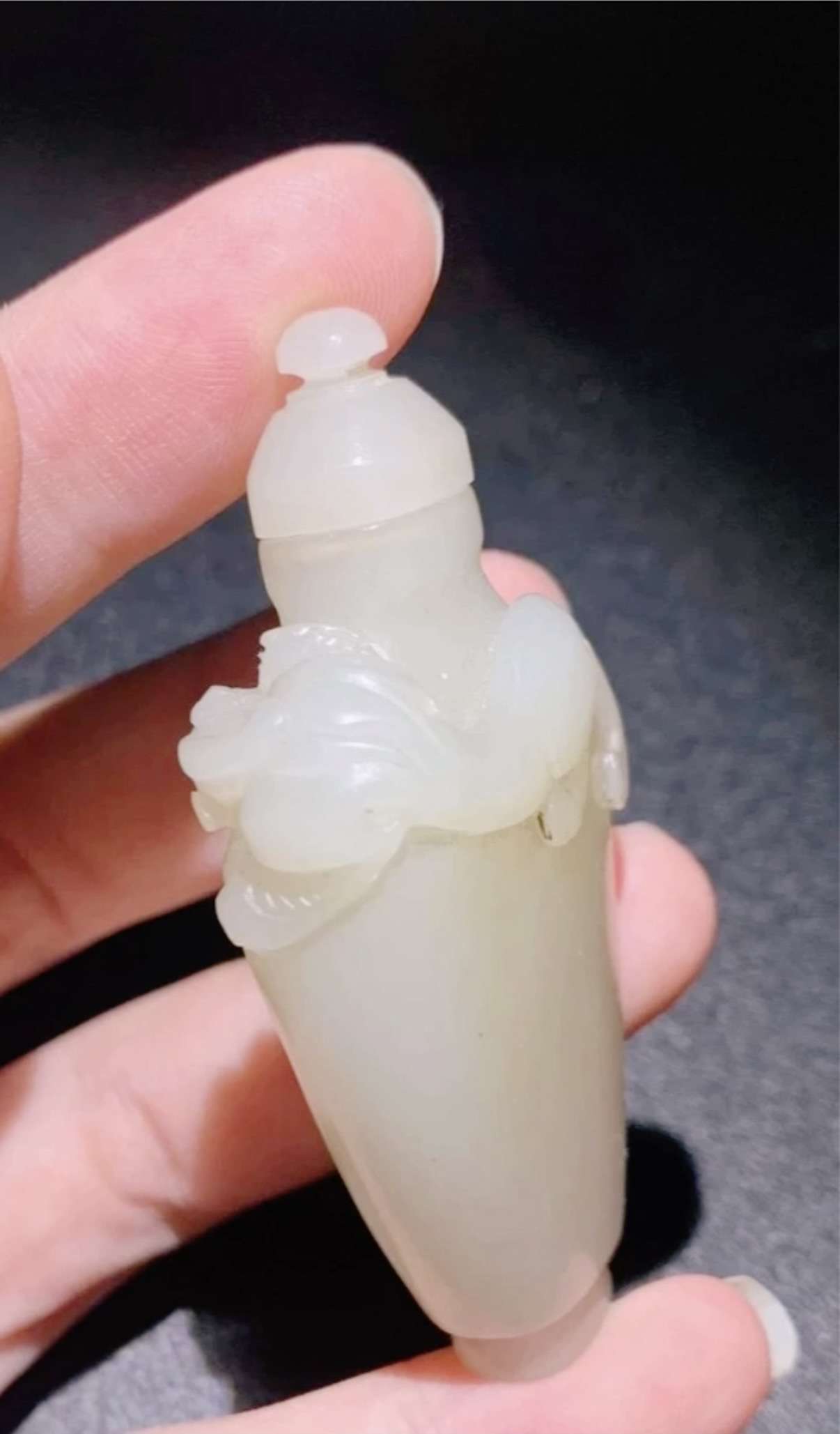 ​清代和田白玉螭蝠纹鼻烟壶深度赏析