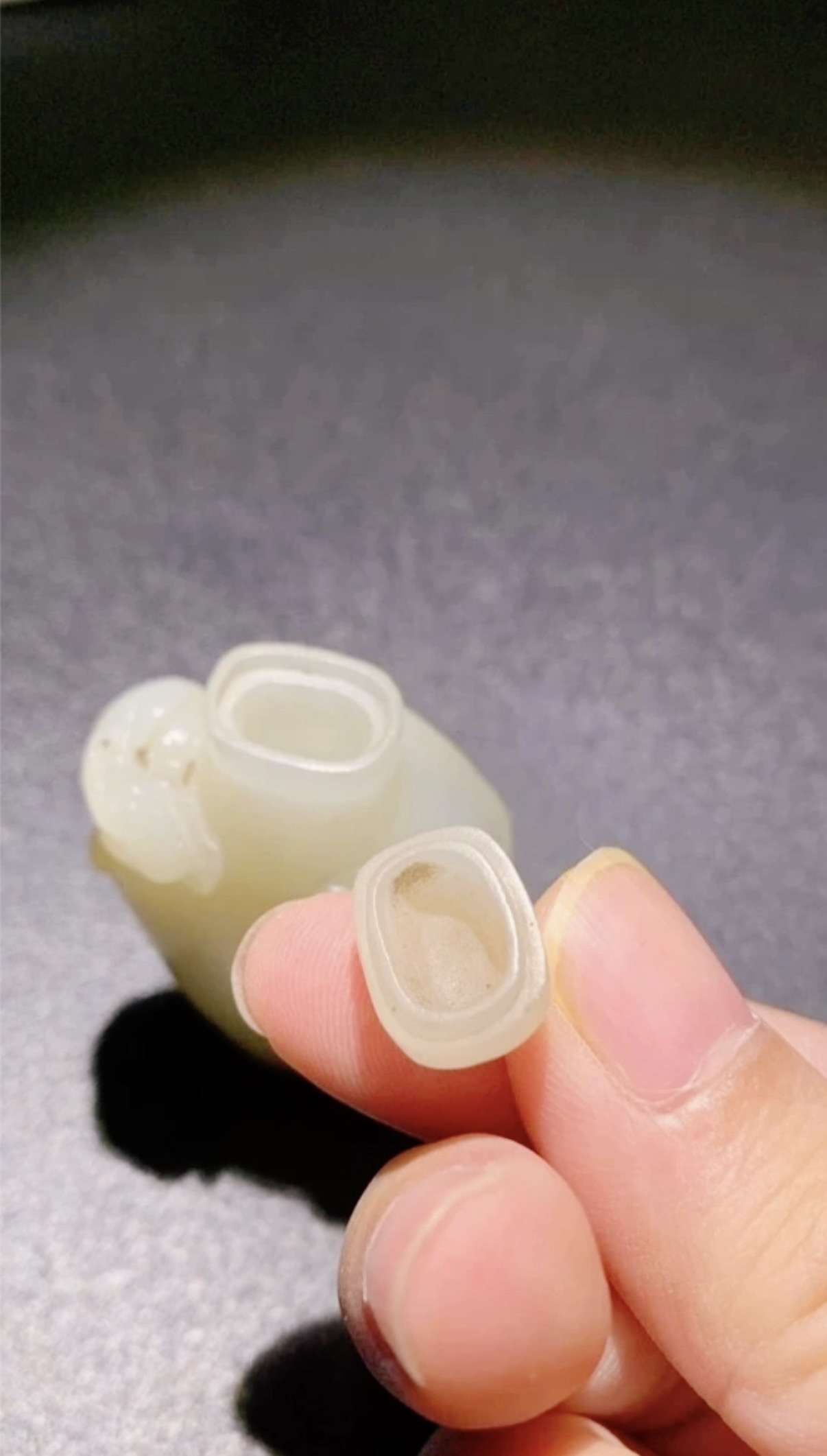 ​清代和田白玉螭蝠纹鼻烟壶深度赏析