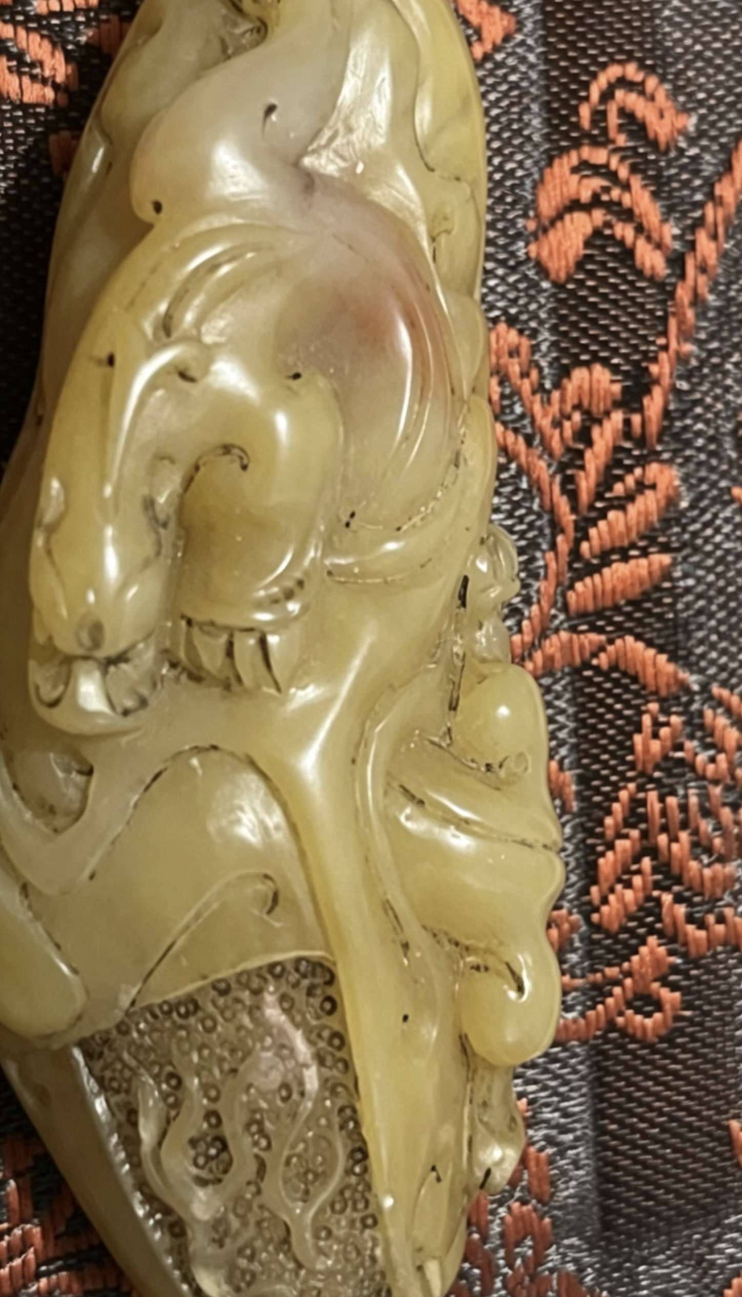 寿山石螭龙纹随形手把件：