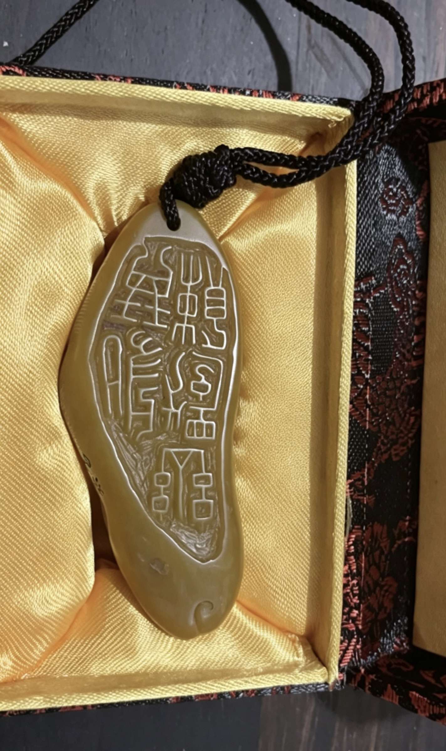 寿山石螭龙纹随形手把件：