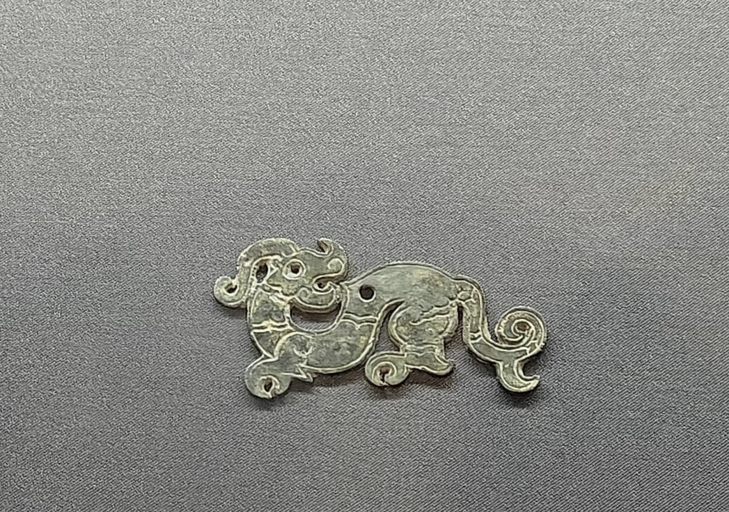 古邑臻藏视角：古玉沁色与工艺特征的系统鉴定方法
