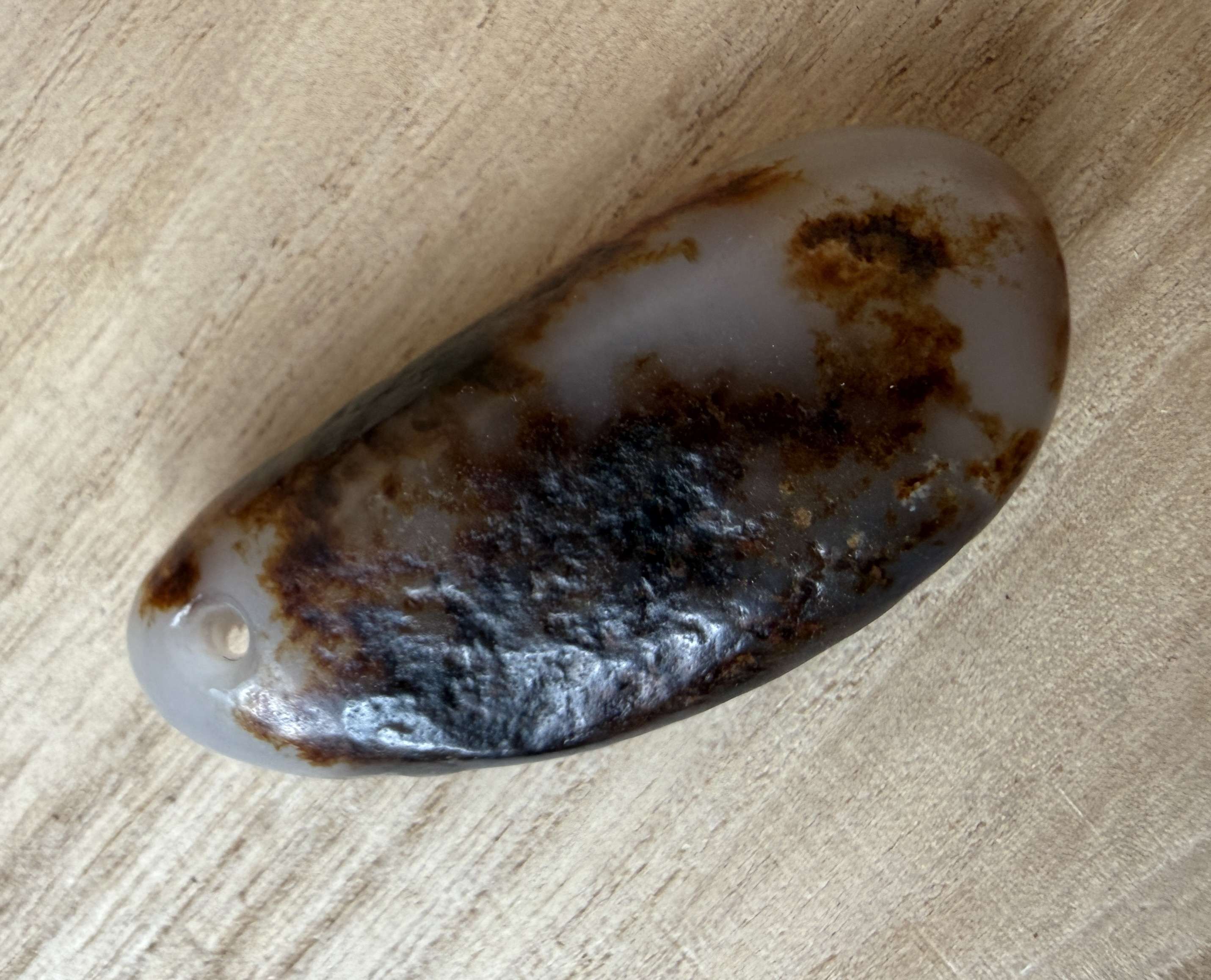 黑皮巧色的和田玉籽料｜天然皮色与收藏价值解析