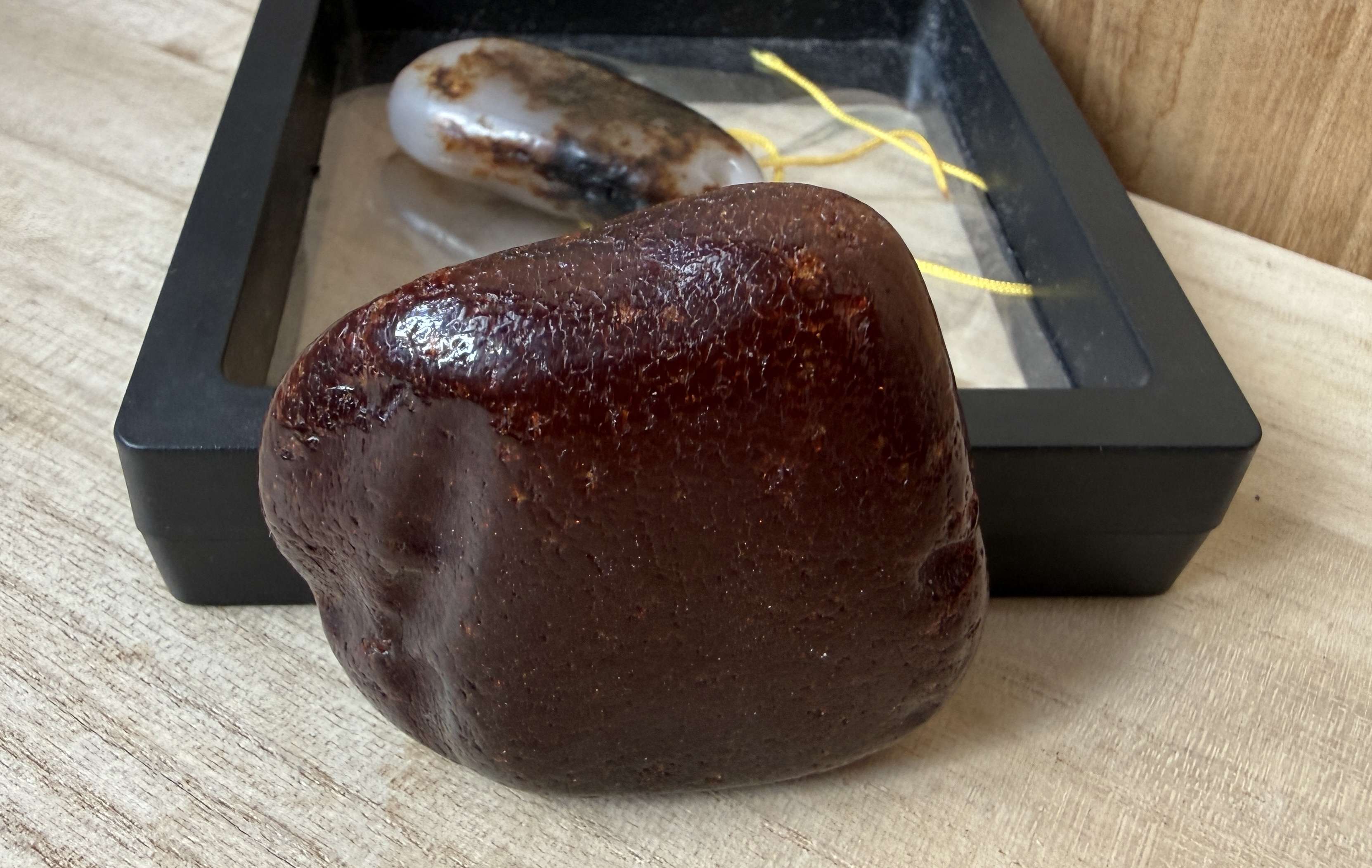深紫红全皮蜜蜡原石赏析：乌克兰红皮蜜蜡的产地、品相与市场价值