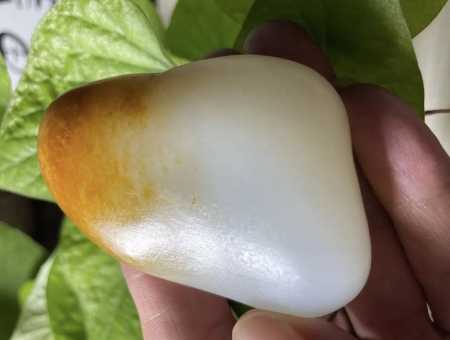 和田玉籽料最全鉴定指南:肉眼+手电双重鉴别,告别滚筒仿籽、染色假皮 和田玉籽料最全鉴定指南:肉眼+手电双重鉴别,告别滚筒仿籽、染色假皮