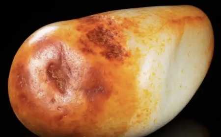 和田玉籽料最全鉴定指南:肉眼+手电双重鉴别,告别滚筒仿籽、染色假皮 和田玉籽料最全鉴定指南:肉眼+手电双重鉴别,告别滚筒仿籽、染色假皮