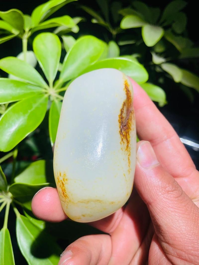 和田玉籽料皮色详解，秋梨皮、红皮、洒金皮、黑油皮真假鉴别