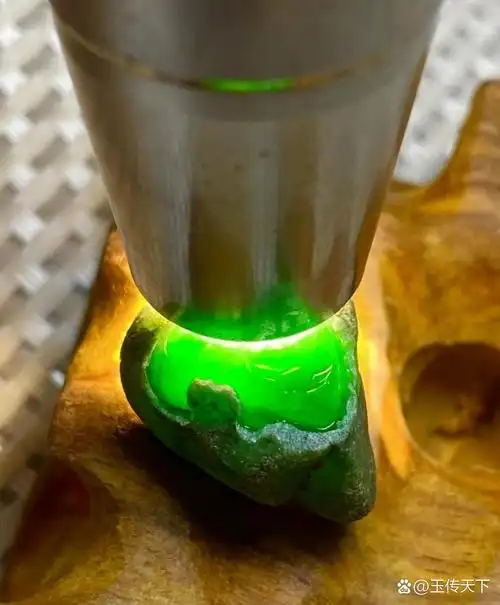 翡翠原石的质量和价值是如何评估的？