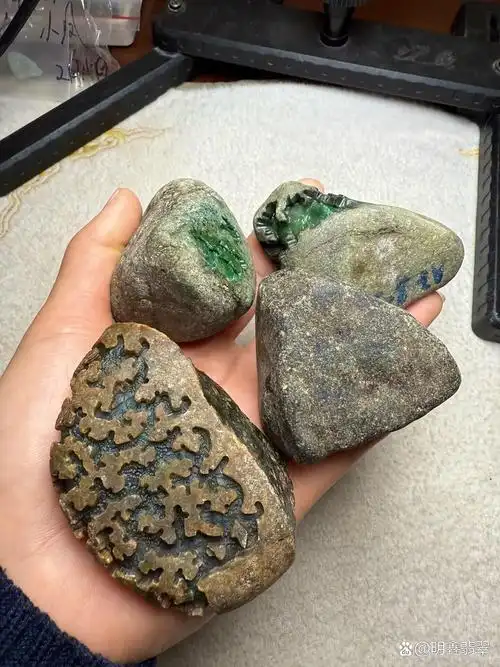 如何根据翡翠原石的外皮特征判断其质量？