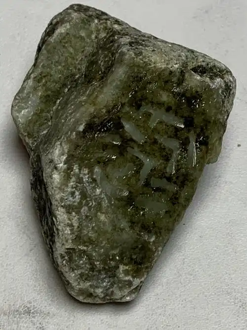 南齐（南奇）翡翠原石外皮特征
