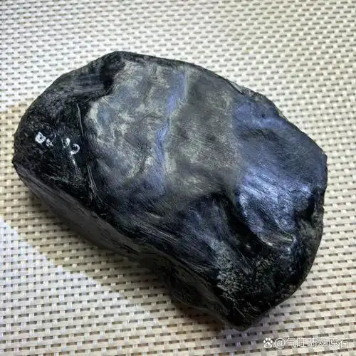 莫湾基翡翠原石外皮特征