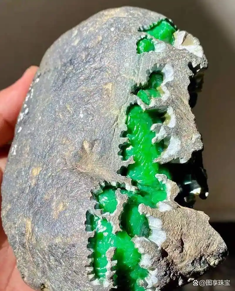 莫湾基翡翠原石赌性解析