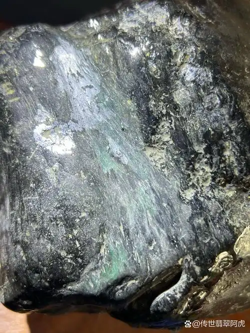 莫湾基翡翠有蟒有癣一定能出高色吗？