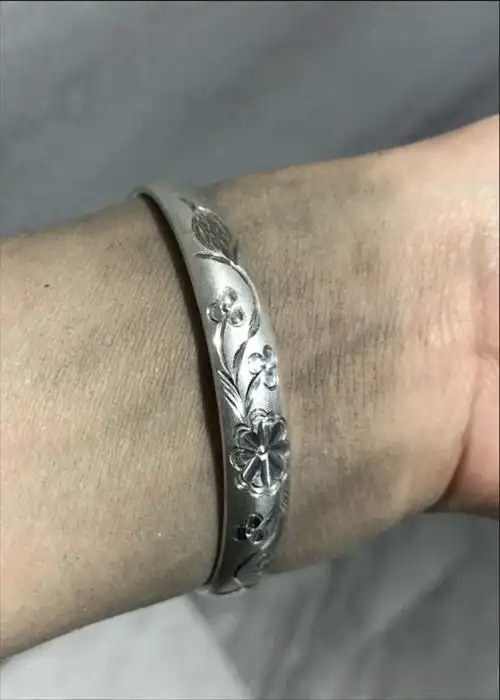 925银变黑是身体不好在排毒吗？